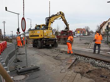 Der Asphalt am Übergang wird noch einmal aufgemacht.Foto: Arkadius Guzy