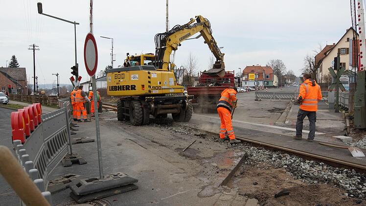 Der Asphalt am Übergang wird noch einmal aufgemacht.Foto: Arkadius Guzy