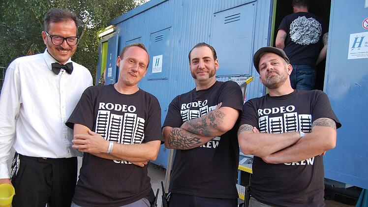 Zufriedene Gesichter bereits am ersten Festivaltag: ausgesuchte Vertreter der "Rodeo Crew". Foto: Rolf Krebs
