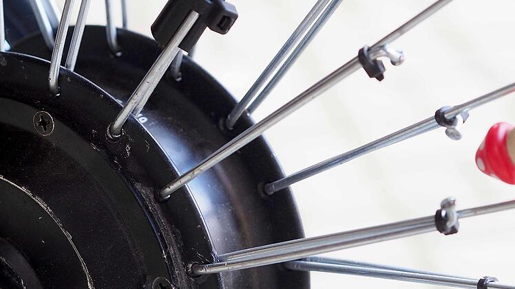 Was nicht passt, wird passend gemacht: Für ein 20-Zoll-Rad mit Nabenmotor gibt es keine kurzen Fahrradspeichen. Gebogene Mofaspeichen lösen das Problem.