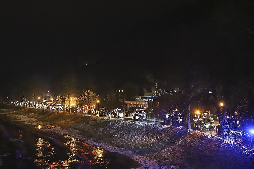 In Kulmbach durfte die beliebte Lichterfahrt der Traktoren stattfinden.