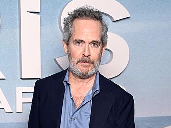 Tom Hollander, unter anderem bekannt aus "Fluch der Karibik" und "The White Lotus", gibt im Interview zu: Ein Leben ohne Smartphone könne er sich "heute kaum vorstellen".