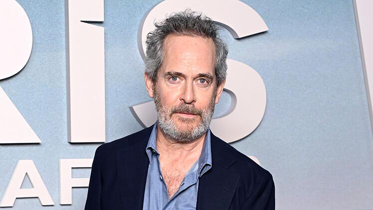 Tom Hollander, unter anderem bekannt aus "Fluch der Karibik" und "The White Lotus", gibt im Interview zu: Ein Leben ohne Smartphone könne er sich "heute kaum vorstellen".
