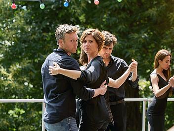 Was tut man nicht alles, um eine Stalkerin und M&ouml;rderin zu fassen? Die Ermittler Judith Mohn (Christina Hecke) und Freddy Breyer (Robin Sondermann) mischen sich unter die anderen Tangot&auml;nzer.