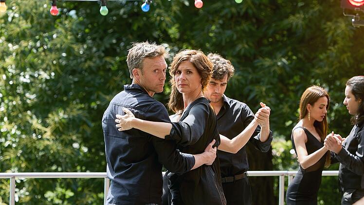 Was tut man nicht alles, um eine Stalkerin und M&ouml;rderin zu fassen? Die Ermittler Judith Mohn (Christina Hecke) und Freddy Breyer (Robin Sondermann) mischen sich unter die anderen Tangot&auml;nzer.