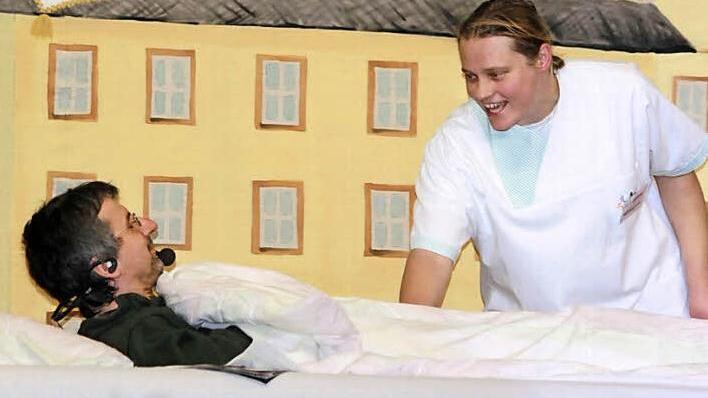 "Wir nehmen jetzt unsere Tablette", verordnete Pfarrerin Sonja von Aschen alias Schwester Hildegard ihrem Mann. Der fragte "Wieso WIR?"