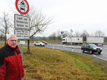 An der Stelle, an der Gerhard Herold steht, verläuft der Radrundweg KU 8. Dort biegen Radfahrer in die Straße Richtung Schwarzach ein. "Eine kritische Stelle", sagt Herold. Foto: Jürgen Gärtner