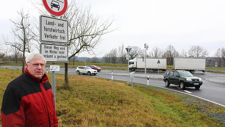 An der Stelle, an der Gerhard Herold steht, verläuft der Radrundweg KU 8. Dort biegen Radfahrer in die Straße Richtung Schwarzach ein. "Eine kritische Stelle", sagt Herold. Foto: Jürgen Gärtner