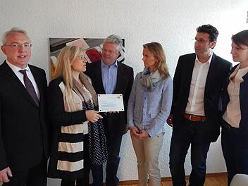 Gesundheitsministerin Melanie Huml (links) überreicht Almut Ismail (Dritte von rechts) den Förderbescheid. Mit im Bild (von links) Bürgermeister Harald Hübner, MdL Baron Lerchenfeld, Ehemann Dr. Aziz Ismail und MdB Emmi Zeulner. Foto: Horst Wunner