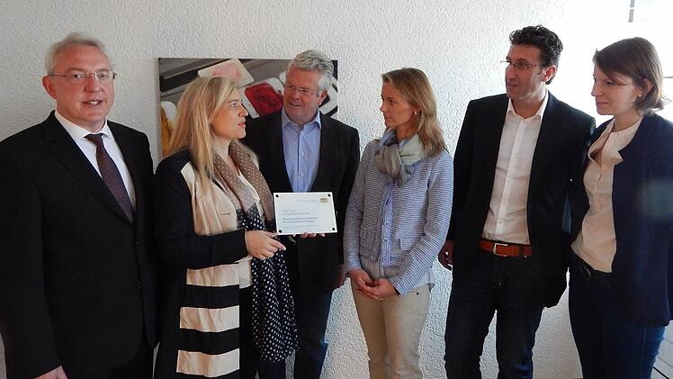 Gesundheitsministerin Melanie Huml (links) überreicht Almut Ismail (Dritte von rechts) den Förderbescheid. Mit im Bild (von links) Bürgermeister Harald Hübner, MdL Baron Lerchenfeld, Ehemann Dr. Aziz Ismail und MdB Emmi Zeulner. Foto: Horst Wunner