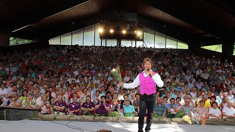 Kein Platz blieb auf den Rängen mehr frei, als Rudy Giovannini am Sonntagzum vierten Mal bereits auf der Heldritter Waldbühne Station machte. Rund 700 überwiegend weibliche Fans begeisterte der Star der Volksmusik-Szene mit seinem bunten Melodienreigen von Schlager bis Klassik ebenso wie mit seiner charmanten Präsentation. Foto: Bettina Knauth