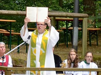 Pfarrer Florian Stark beim Festgottesdienst auf dem Pretzfelder Kellerberg Archivfoto: Wilfried Roppelt