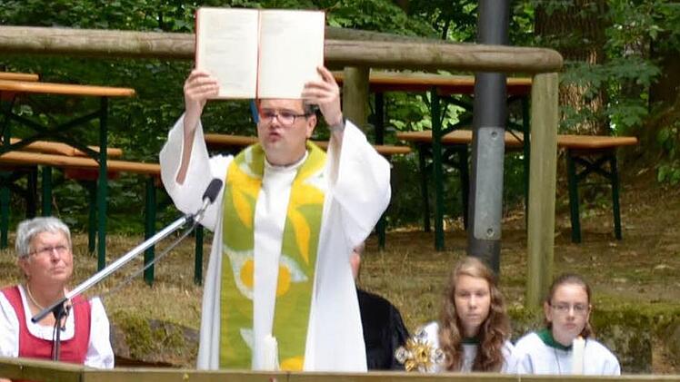 Pfarrer Florian Stark beim Festgottesdienst auf dem Pretzfelder Kellerberg Archivfoto: Wilfried Roppelt