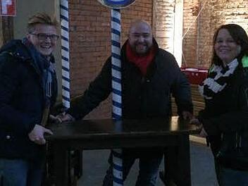 Maximilian Forkel, Jonas Geissler und Christina beim Möbelrücken in der ehemaligen Stückguthalle des Güterbahnhofs: Hier sollen die JU-Delegierten am Samstagabend zünftig feiern. Foto: privat