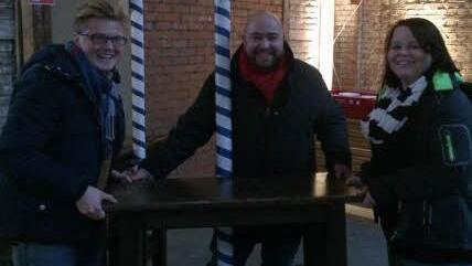 Maximilian Forkel, Jonas Geissler und Christina beim Möbelrücken in der ehemaligen Stückguthalle des Güterbahnhofs: Hier sollen die JU-Delegierten am Samstagabend zünftig feiern. Foto: privat