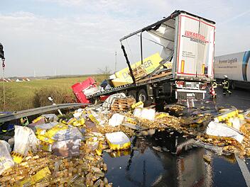 Zwischen Höchstadt und Pommersfelden sind in der Nacht auf Dienstag (5. April) drei Lkw aufeinander geprallt. Dabei wurden die Fahrzeuge beschädigt, die Fahrer blieben unverletzt. Auf der Fahrbahn verteilte sich die Ladung, 23 Tonnen Speiseöl. Foto: Ferdinand Merzbach