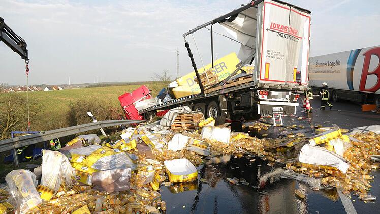 Zwischen Höchstadt und Pommersfelden sind in der Nacht auf Dienstag (5. April) drei Lkw aufeinander geprallt. Dabei wurden die Fahrzeuge beschädigt, die Fahrer blieben unverletzt. Auf der Fahrbahn verteilte sich die Ladung, 23 Tonnen Speiseöl. Foto: Ferdinand Merzbach