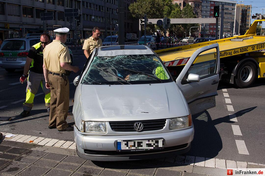 Pkw landet nach Kollision auf dem Dach - Stau im Feierabendverkehr