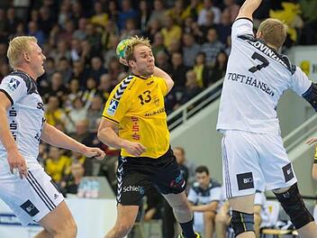 Stefan Lex (mit Ball) versuchte sich hier im Hinspiel gegen den THW Kiel (23:30) gegen Patrick Wiencek und Abwehrchef René Toft Hansen. Für Letzteren ist die die Saison aufgrund einer Schambeinentzündung bereits beendet.  Foto: Uwe Gick/Archiv