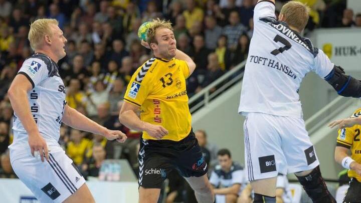 Stefan Lex (mit Ball) versuchte sich hier im Hinspiel gegen den THW Kiel (23:30) gegen Patrick Wiencek und Abwehrchef René Toft Hansen. Für Letzteren ist die die Saison aufgrund einer Schambeinentzündung bereits beendet.  Foto: Uwe Gick/Archiv