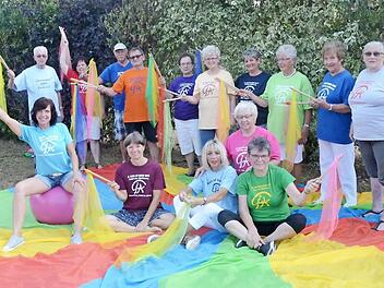 Die Sportgruppe des Vereins "Gemeinsam gegen Krebs" übt den Regenbogentanz für den Auftritt auf der Seebühne anlässlich des 16. Run of Hope.  Foto: Karl-Heinz Hofmann