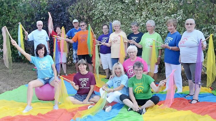 Die Sportgruppe des Vereins "Gemeinsam gegen Krebs" übt den Regenbogentanz für den Auftritt auf der Seebühne anlässlich des 16. Run of Hope.  Foto: Karl-Heinz Hofmann