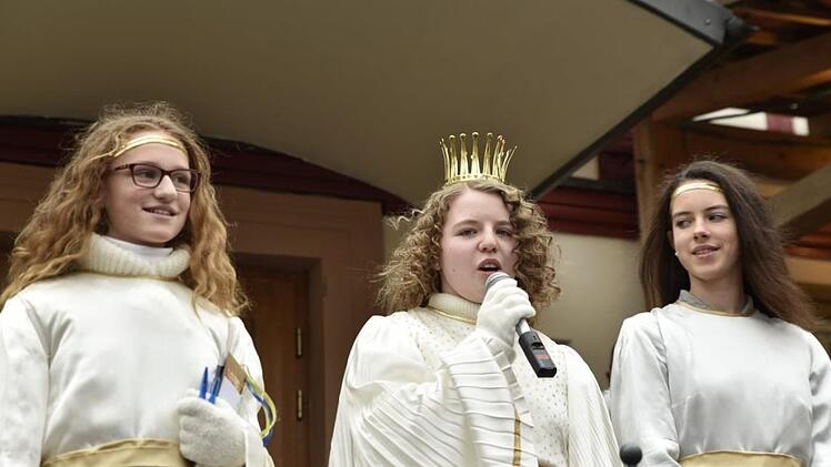 Anna-Lena Burger eröffnete, begleitet von Leonie Müller (rechts) und Anna Brands (links), mit einem Prolog den 36. Königsberger Weihnachtsmarkt.