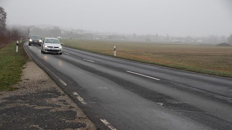 Tiefe Spurrillen prägen die alte B 470 zwischen Höchstadt (im Hintergrund) und Lonnerstadt.