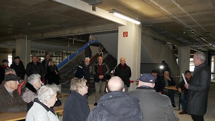 OB Rebhan gibt den Bürgern kurze Informationen vom Stand der  Dinge, was sich auf der Rathaus-Baustelle tut und was bereits erfolgt ist. Foto: Manja von Nida