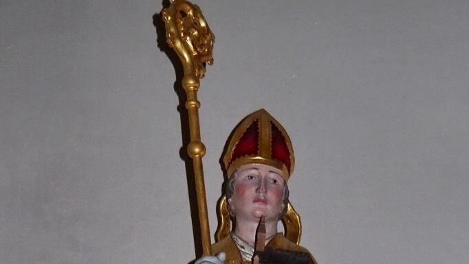 Im Inneren der Kapelle ist die Statue des Hl. Bischofs Wolfgang zu sehen, der das Modell der Kapelle trägt. Foto: Andrea Spörlein