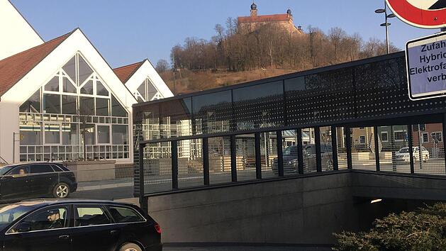 Die Verbotsschilder für Elektro- und Hybridfahrzeuge bei den zwei Tiefgarage und beim Parkhaus Basteigasse sollen bald wieder verschwinden. Der Stadtrat wird am Donnerstag über ein mit der Kulmbacher Feuerwehr abgestimmtes Brandschutzkonzept beraten.