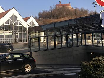 Die Verbotsschilder für Elektro- und Hybridfahrzeuge bei den zwei Tiefgarage und beim Parkhaus Basteigasse sollen bald wieder verschwinden. Der Stadtrat wird am Donnerstag über ein mit der Kulmbacher Feuerwehr abgestimmtes Brandschutzkonzept beraten.