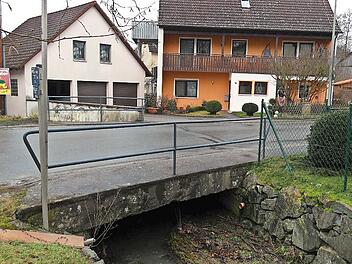 Die Brücke über den Krebsgraben wird erneuert. Nach dem Bauentwurf des Ingenieurbüros SRP aus Kronach muss die Marktgemeinde Mainleus hier mit Kosten von 476 000 Euro rechnen.