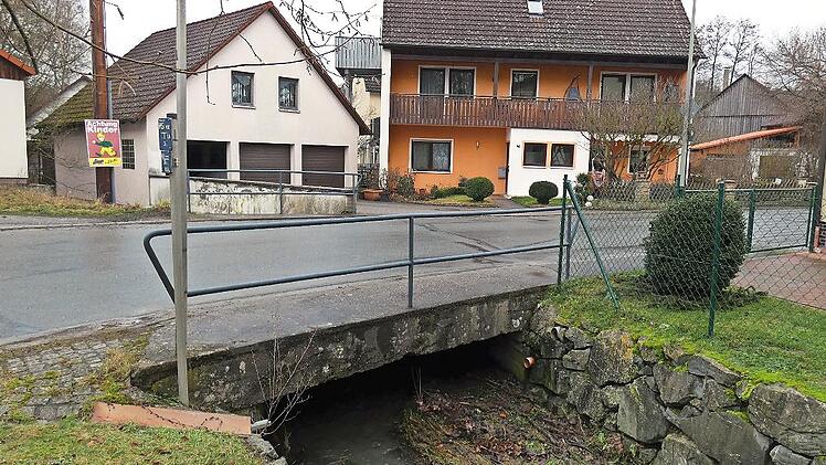 Die Brücke über den Krebsgraben wird erneuert. Nach dem Bauentwurf des Ingenieurbüros SRP aus Kronach muss die Marktgemeinde Mainleus hier mit Kosten von 476 000 Euro rechnen.
