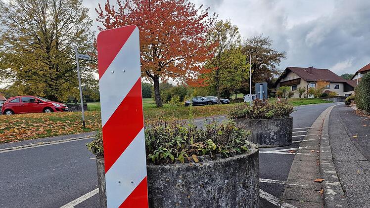 Schön ist anders - die Pflanzkübel bleiben, können aber hübscher bepflanzt werden. Die Gemeinde stellt Pflanzen zur Verfügung.