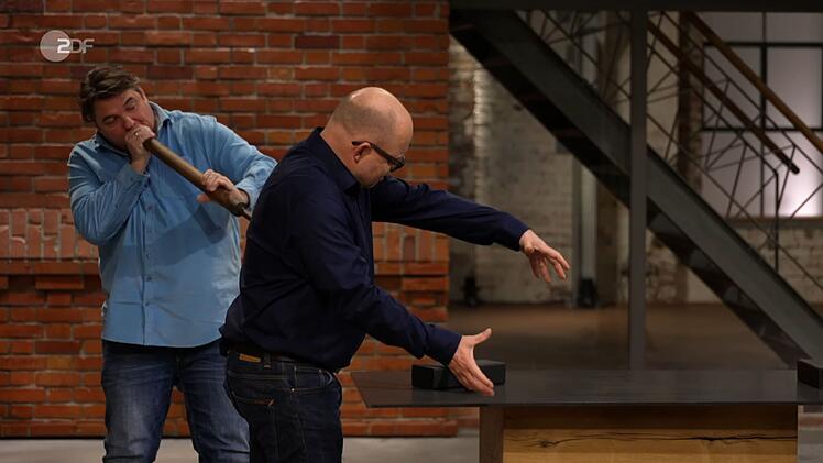 Comedy im Händlerraum: Daniel Meyer und Benjamin Leo Leo stellen pantomimisch die Funktionsweise der Glasmacherpfeife von Rainhard und Gerlinde dar. Den Wunschpreis von 50 Euro erhöhte Colmar Schulte-Goltz auf bis zu 200. Meyer bezahlte 250 Euro.