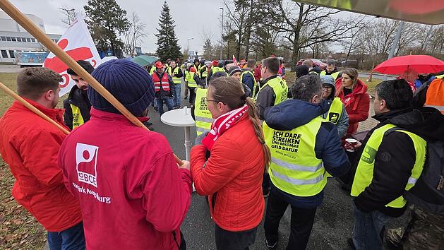 Playmobil-Mitarbeiter protestieren gegen Schlie&szlig;ung in Dietenhofen