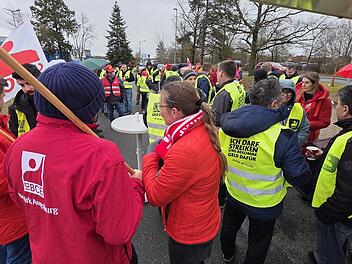 Playmobil-Mitarbeiter protestieren gegen Schlie&szlig;ung in Dietenhofen