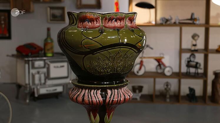 Ebenfalls verkauft wurde die Jugendstil Blumens&auml;ule mit Cachepot von Villeroy & Boch aus dem Jahr 1903 mit einem Sch&auml;tzwert von 800 bis 1.200 Euro. "Noch nie gesehen", deshalb kaufte David Suppes die Keramik f&uuml;r 1.200 Euro.