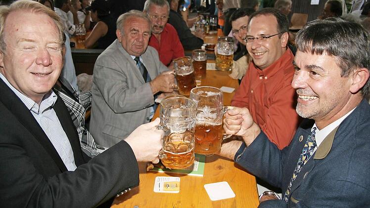 Bereits beim Kronacher Freischießen hatte Hans Michelbach (links) gut gelaunt mit dem Bürgermeister von Steinwiesen, Gerhard Wunder (rechts), angestoßen. Und auch gestern Abend dürfte den beiden CSU-Politikern zum Feiern zumute gewesen sein. Foto: FT