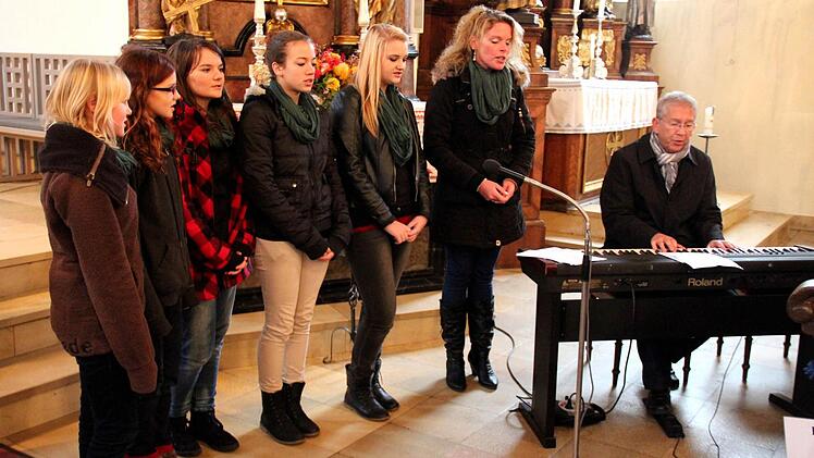 Das junge Vokalensemble der Ritter-von-Spix-Schule sang ein Friedenslied.