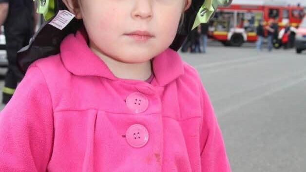 Amrie Neidhardt probt schon mal, wie sich so ein Helm trägt.