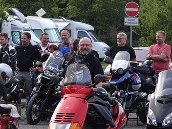 Von Anfang an dabei: Sven Steffan (vorne in der Mitte) ist Mitinitiator des Boxenstopp-Gottesdienstes. Etwa 1000 Kilometer ist er mit seinem 22-jährigen Roller im Jahr unterwegs. "Die landschaftliche Atmosphäre, die Stimmung der Natur, die unterschiedlichen Temperaturen zu er-fahren, das ist schon ein tolles Gefühl." Foto: Johanna Eckert
