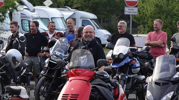 Von Anfang an dabei: Sven Steffan (vorne in der Mitte) ist Mitinitiator des Boxenstopp-Gottesdienstes. Etwa 1000 Kilometer ist er mit seinem 22-jährigen Roller im Jahr unterwegs. "Die landschaftliche Atmosphäre, die Stimmung der Natur, die unterschiedlichen Temperaturen zu er-fahren, das ist schon ein tolles Gefühl." Foto: Johanna Eckert