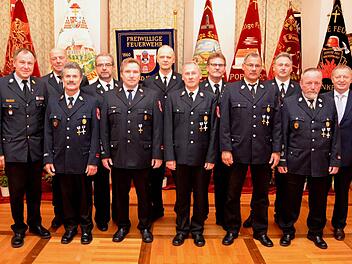Für 40-jährige Dienstzeit in den Freiwilligen Feuerwehren wurde durch Landrat Thomas Bold (rechts) und Kreisbrandrat Benno Metz (ganz links) geehrt: (von links) Lothar Schießer, Egon Hartmann, Andreas Renninger, Gerhard Kessler, Roland Zwirlein, Paul Primack, Gerhard Hering, Martin Seufert, Konrad Kiesel, Engelbert Vogel. Fotos: Peter Rauch