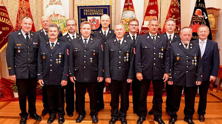 Für 40-jährige Dienstzeit in den Freiwilligen Feuerwehren wurde durch Landrat Thomas Bold (rechts) und Kreisbrandrat Benno Metz (ganz links) geehrt: (von links) Lothar Schießer, Egon Hartmann, Andreas Renninger, Gerhard Kessler, Roland Zwirlein, Paul Primack, Gerhard Hering, Martin Seufert, Konrad Kiesel, Engelbert Vogel. Fotos: Peter Rauch