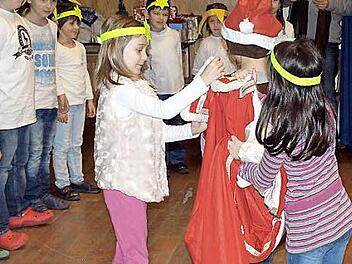 Nun lacht auch der Osterhase wieder, er kann als "Weihnachtshase" helfen. Foto: Susanne Deuerling