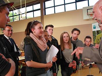 Sie erwarten von ihrer Stadt einen Ort an dem sie sich treffen können. Hinter der Bitte von Elisa Dacho (3.v.l.) steht die Arnshäuser Jugend.