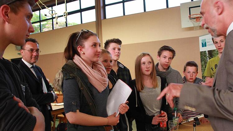 Sie erwarten von ihrer Stadt einen Ort an dem sie sich treffen können. Hinter der Bitte von Elisa Dacho (3.v.l.) steht die Arnshäuser Jugend.