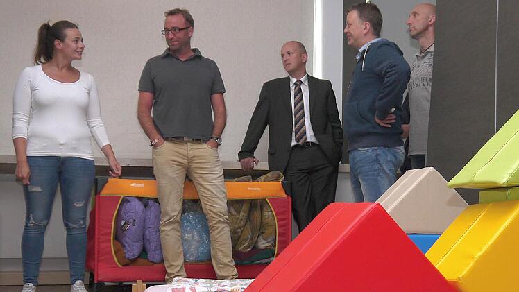 Bei der Besichtigung der momentan durch den Kindergarten "Oase" genutzten Räume. Foto: Berthold Köhler